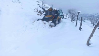 Sasonda kar nedeniyle ulaşıma kapanan köy yolları açılıyor