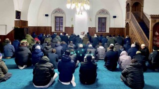 Şehitler için sabah namazında buluştular