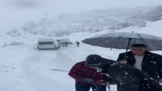 Şemdinli yolunda onlarca araç mahsur kaldı