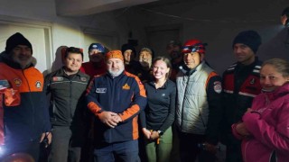Seydikemerde dağda mahsur kalan Amerikalı turist kurtarıldı