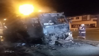 Seyir halindeki beton mikseri alev alev yandı