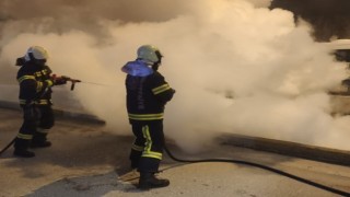 Seyir halindeki otomobil alev topuna döndü