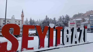 Seyitgazide kar yağışı sevinçle karşılandı