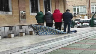Şiddetli yağmura rağmen safları terk etmediler