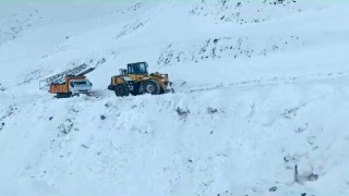 Siirtte karda mahsur kalan DEDAŞ ekipleri kurtarıldı
