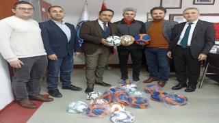 Simav Kaymakamlığından eğitim kurumlarına 525 adet voleybol ve futbol topu bağışı