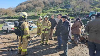 Sındırgıda elektrik kontağı yüzünden çıkan yangın bir evi kül etti