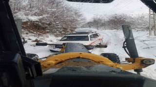 Sinopta karla kaplı yol açılarak hastaya müdahale edildi