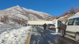 Şırnak-Hakkari yolu tırın yola yan girmesi nedeniyle ulaşıma kapandı
