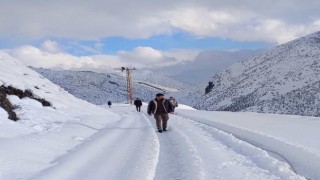Şırnakta elektrik arızasının giderilmesi için köylüler ekiplere yardımcı oldu