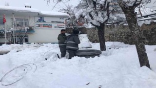 Şırnakta enerji şirketi ekipleri karlı yolları aşıp elektrik arızalarını gideriyor