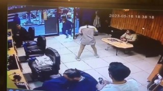 Şişlide sevgilisiyle buluşan gence akraba dayağı kamerada: Berberde saldırıya uğradı