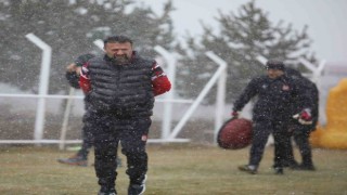 Sivasspor kar altında çalıştı