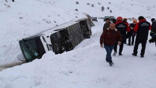 Sivasta cenaze yakınlarını taşıyan otobüs devrildi: 20 yaralı