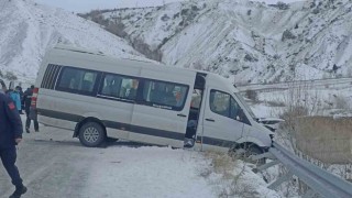 Sivasta minibüs ile otomobilin çarpıştı: 26 yaralı