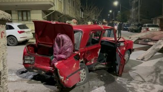Sivasta otomobiller çarpıştı: 1i ağır 5 yaralı