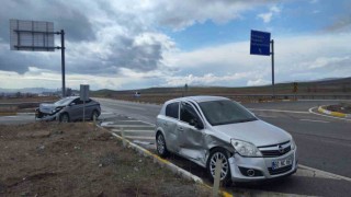 Sivasta otomobiller çarpıştı: 2 yaralı