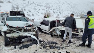 Sivasta otomobiller kafa kafaya çarpıştı: 1 ölü, 6 yaralı