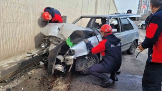Sivasta otomobiller kafa kafaya çarpıştı: 1i ağır 3 yaralı