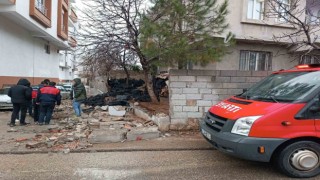 Siverekte çöken bahçe duvarının altında kalan 2 çocuk yaralandı