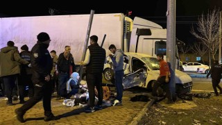 Siverekte tır ile otomobil çarpıştı: 1 ölü, 4 yaralı