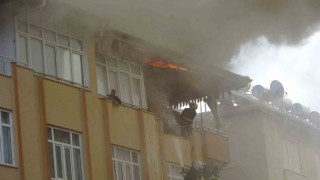 Sobadan boşaltılan kül apartmanı yakıyordu