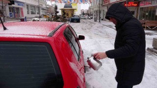 Soğuk hava nedeniyle araçların kapı kilitleri dondu