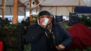 Soğuk havada esnafın içini ısıtan ikram