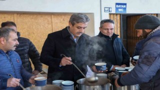 Soğuk havada pazarcı esnafının içini ısıttı