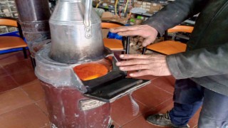 Soğuk havalarda soba başında ısınma molası veriyorlar