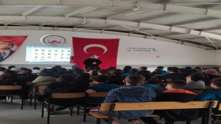 Sokak hayvanlarına dikkat çekmek için ücretsiz seminerler veriyor