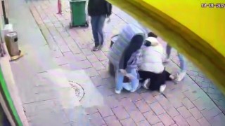 Sokak ortasında bıçaklı dehşet: 2 yaralı