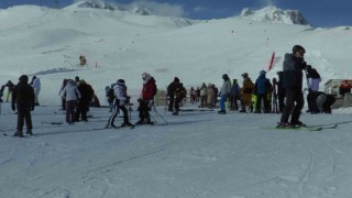 Sömestiri fırsat bilen kayakçılar Erciyesi doldurdu
