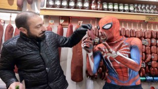 Spider-Man Kayseri pastırmasını ilk kez yedi, tadına bayıldı