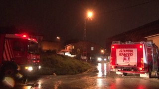 Sultanbeylide bir binanın çatısı yanarak kullanılamaz hale geldi
