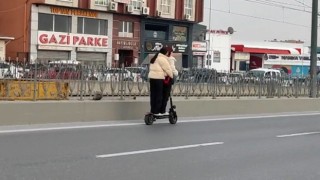 Sultangazide elektrikli scooterla tehlikeli yolculuk