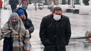 Sultangazide kar yağışı etkili olmaya başladı