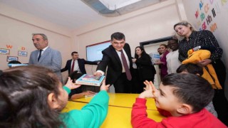 Sürpriz hediyeler, anaokulu öğrencilerini mutlu etti