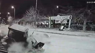 Sürücüsünün 50 TLsini gasp edip kaçırdıkları otomobille kaza yaptılar