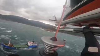 Sürüklenen geminin mürettebatı helikopterle kurtarıldı