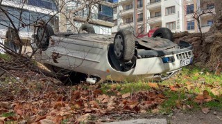 Takla atıp bahçeye düşen otomobilden burnu kanamadan kurtuldu