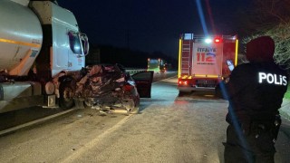 Tanker park halindeki otomobile çarparak 200 metre sürükledi: 1 yaralı