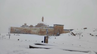Tarihi İshak Paşa Sarayından kar manzaraları