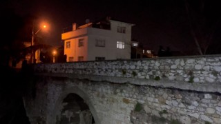 Tarihi köprüden aşağı düşen 16 yaşındaki kız ağır yaralandı