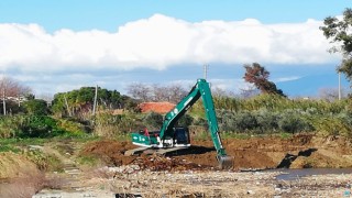 Tarihi taş köprüde DSİ tarafından yapılan temizlik çalışması memnun etmedi