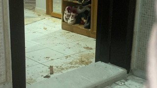 Tartıştığı eşinin kapısına kurşun yağdıran koca tutuklandı