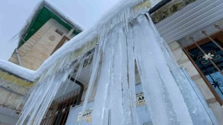 Tatvan buz kesti: Sarkıtların boyu 2 metreyi buldu