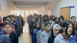 Tatvandaki okullarda şehitler için saygı duruşunda bulunuldu