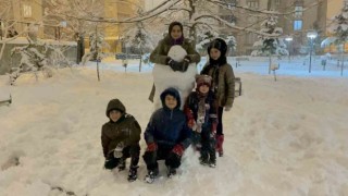 Tatvanlı çocukların kartopu ve kardan adam keyfi