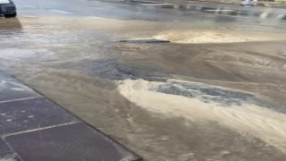 Tazyikli su havaya fışkırdı, cadde göle döndü